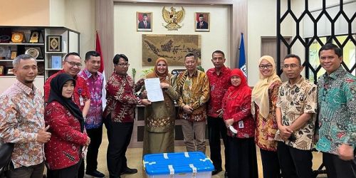 Panitia penjaringan bakal calon Rektor UIN Jakarta menyerahkan berkas verivikasi Balon Rektor ke Rektor UIN Jakarta Prof. Dr. Amany Lubis/Dok. UINjkt