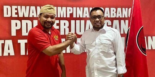 Mantan Ketua PSI Banten, Azmi Abubakar secara resmi menjadi kader PDIP. Setelah sebelumnya menerima KTA PDIP yang diserahkan Ketua DPC PDIP Tangsel, Wanto Sugito/Repro