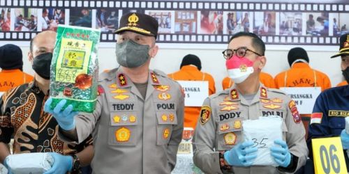 Irjen Teddy Minahasa saat masih menjabat sebagai Kapolda Sumatera Barat saat merilis pengungkapan penyalahgunaan sabu-sabu seberat 41 Kg di Polres Bukittinggi pada 21 Mei 2022.