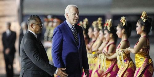 Presiden AS Joe Biden  tiba di Bandara Ngurah Rai, Bali, untuk menghadiri KTT G20 pada 15-16 November 2022.-SAUL LOEB-AFP-