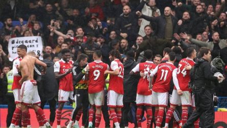 Tim Arsenal merayakan kemenangan atas tim tuan rumah Chelsea/Twitter @arsenal