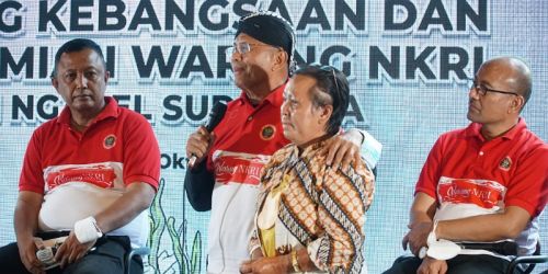 Chusnul Chotimah saat berdialog dengan Dahlan Iskan di acara Dialog Kebangsaan di Surabaya. -Disway-