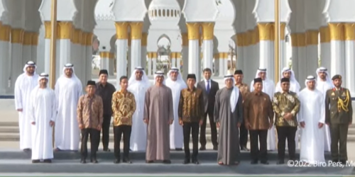 Foto bersama usai peresmian Masjid Raya Sheikh Zayed Solo, Senin (14/11). (Tangkapan Layar)