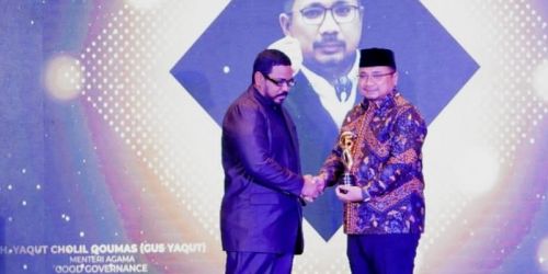 Menteri Agama Yaqut Cholil Qoumas menerima penghargaan Good Governance dari MoeslimChoice Award 2022/Repro