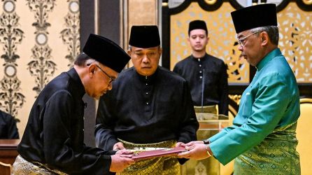 Raja Malaysia Yang Dipertuan Agong Sultan Abdullah Sultan Ahmad Shah (kanan) melantik Anwar Ibrahim sebagai Perdana Menteri Malaysia, 24 November 2022. -MOHD RASFAN-AFP-