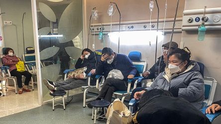 Antrian pasien Covid-19 di Rumah Sakit di Tiongkok/Repro Disway