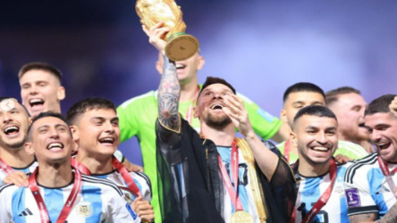 Leonel Messi menggangkat Piala Dunia/Repro