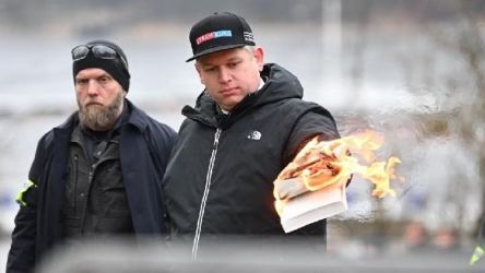 Aksi pemimpin partai politik sayap kanan Denmark Stram Kurs, Rasmus Paludan, membakar salinan Alquran. Fredrik Sandberg/Kantor Berita TT/via REUTERS