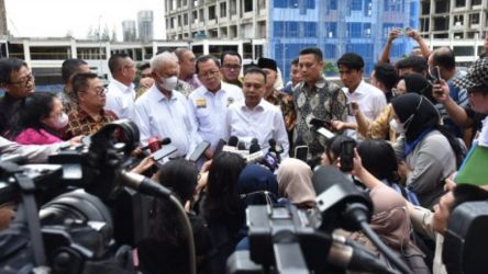 Wakil Ketua DPR RI Sufmi Dasco Ahmad memberikan keterangan pers saat sidak ke kawasan Meikarta/DPR