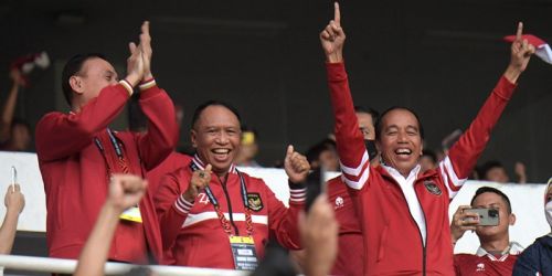 Presiden Joko Widodo, Menpora Zainudin Amali dan Eks Ketum PSSI Mochamad Iriawan saat menonton laga Timnas Indonesia di SUGBK Jakarta/Net