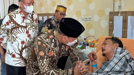 Gubernur Bengkulu Rohidin Mersyah menjenguk bakal calon DPD RI yang juga Waketum JMSI Rahimamdani/Ist