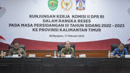Wakil Ketua Komisi II DPR RI Yanuar Prihatin (tengah) saat memimpin pertemuan dengan Pemda Kalimantan Timur/Dok. DPR