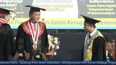 Ketua Pimpinan Pusat (PP) Muhammadiyah periode 2005 – 2010, Sudibyo Markus (tengah) dianugrahi gelar Doktor Kehormatan dari UIN Sunan Kalijaga/Reori