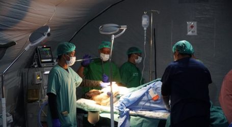 Tim INA-EMT di RS Lapangan di Turki tengah menangani pasien korban gempa/Repro