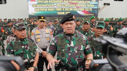 Panglima TNI, Laksamana Yudo Margono melepas 850 prajurit Satgas Operasi Pengamanan Papua di Pelabuhan Boom Baru Palembang, Sumatera Selatan, Jumat (24/3)/Ist