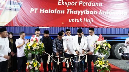 Gunting pita  ekspor perdana makanan siap saji yang dilakukan PT Halalan Thayyiban Indonesia. (Foto: Kemenag) (HATI) ke Arab Saudi.