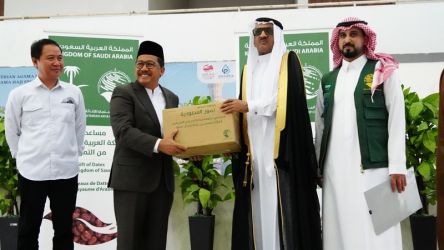 Wamenag Zainut Tauhid Sa'ádi secara simbolis menerima hibah kurma Raja Salman yang disampaikan Duta Besar Arab Saudi untuk Indonesia. (Dok. Kemenag)