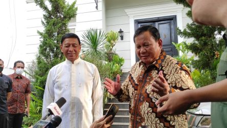 Ketua Umum Gerindra Prabowo Subianto melakukan pertemuan dengan Mantan Ketua Umum Hanura Wiranto. (Foto: Disway)