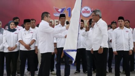 Ketum DPP GRIND Kuntum Khairu Basa saat dilantik Ketum Partai Perindo Hary Tanoesoedibjo (HT) di DPP Partai Perindo, Menteng, Jakarta Pusat, Rabu (5/4).