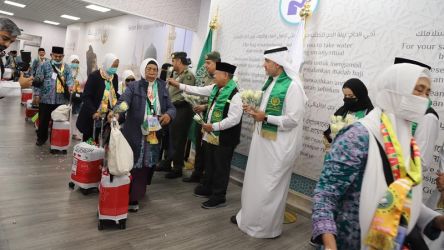 Jemaah Kloter JKG 01 tiba di Bandara Amir Muhammad bin Abdul Aziz Madinah, Rabu (24/5) (Foto: Dok. MCH 2023)