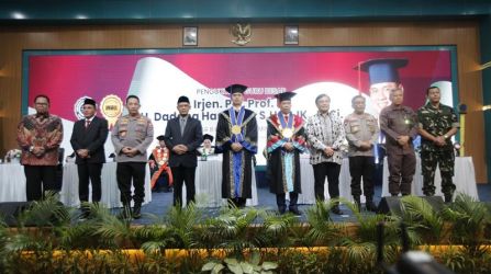 Kapolri Jenderal Listyo Sigit Prabowo bersama Ketua Umum PP Muhammadiyah saat menghadiri penganugerahan guru besar (profesor) Irjen Dadang Hartanto dari UMSU. (Foto: Humas Polri)