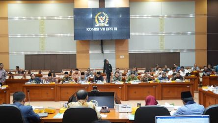 Rapat Kerja (Raker) Kemenag dengan Komisi VIII DPR RI di Senayan, Rabu (17/5). (Foto: Kemenag)
