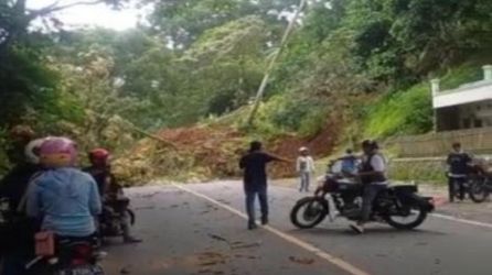 Akses dari Cianjur menuju Jonggol dan sebaliknya terputus akibat longsor. (Foto: NTMC Polri)
