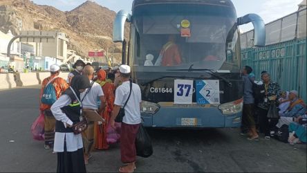 Jemaah haji nafar awal dari Mina dianggkut bus untuk kembali ke Makkah.(Foto: Dok Kemenag)
