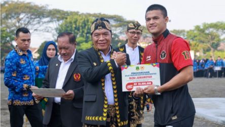 Pj Gubernur Banten Al Muktabar memberikan bonus kepada atet asal Banten yang meraih medali SEA Games di Kamboja.