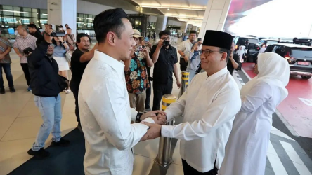 Ketum Partai Demokrat Agus Harimurti Yudhoyono (AHY) melepas keberangkatan Bacapres KPP Anies Baswedan dan keluarga ke Tanah Suci. (Foto: Repro)