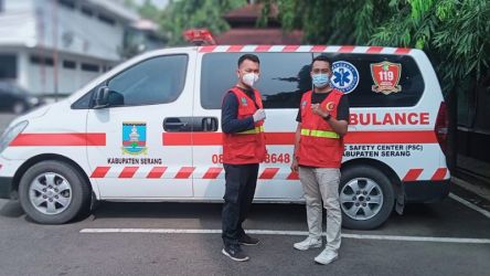Pemkab Serang menurunkan Ambulance bantu tangani korban kecelakaan Bus di Subang. (Foto: Istikomat)