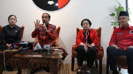 Presiden Jokowi, Ketum PDIP Megawati Soekarnoputri, Bacapres Ganjar Pranowo dan Waketum PDIP Puan Maharani saat jumpa pers usai Rakernas PDIP ke III, Selasa (6/6). (Foto:Repro)