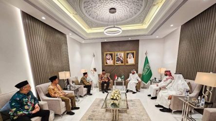Menag Yaqut Cholil Qoumas dan sejumlah pejabat Kemenag bertemu dengan Menteri Haji dan Umrah Arab Saudi Tafiq F Al Rabiah, Jumat (30/6). (Foto: Dok Kemenag)