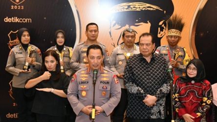 Kapolri Jenderal Polisi Listyo Sigit Prabowo dan polisi teladan peraih penghargaan  Hoegeng Award 2023.(Foto: NTMC)