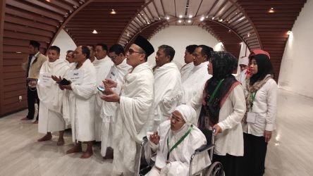 Peserta sertifikasi ikuti praktik manasik haji di Masjid Al Jabar, Bandung. (Foto: Dok. Kemenag)