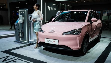 Warna pastel Neta V, mobil listrik yang dipamerkan pada ajang GIIAS 2023.-YASUYOSHI CHIBA-AFP-