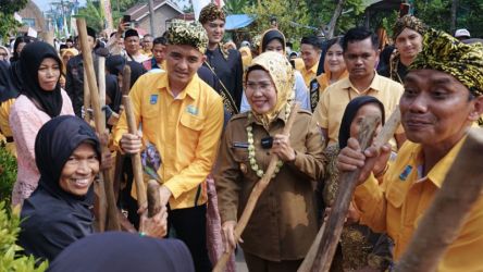 Bupati Serang Ratu Tatu Chasanah saat menghadiri sekaligus membuka festival wisata Desa Cikolelet. (Foto: Ist)