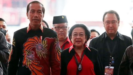 Presiden Joko Widodo bersama Ketua Umum PDIP Megawati Soekarnoputri di perayaan HUT ke-50 PDIP di JIExpo, Kemayoran, Jakarta Pusat, Selasa (10/1). (Foto: Dok JPNN)
