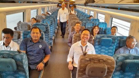 Gerbong kereta cepat kelas ekonomi yang pembungkus kursinya bercorak batik megamendung khas Cirebon. -Gunawan Sutanto-Harian Disway-