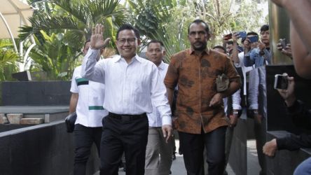 Ketua Umum PKB Muhaimin Iskandar melambaikan tangan saat memenuhi panggilan penyidik KPK. (Foto: SinPo)