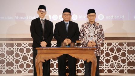 Ketua Umum PP Muhammadiyah (paling kanan) saat menghadiri acara Pelantikan Rektor UAD, Prof. Muchlas MT. (Foto: Repro)