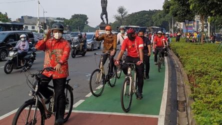 Mantan Gubernur DKI Jakarta Anies Baswedan merupakan kepala daerah yang kerap menggunakan sepeda untuk kerja. (Foto: Repro)