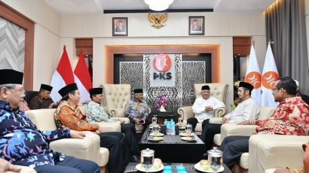 Presiden Partai Keadilan Sejahtera (PKS) Ahmad Syaikhu menerima kunjungan mantan Ketum PP Muhammadiyah Din Syamsuddin bertempat di kantor DPTP PKS, Kamis (26/10). (Foto: Dok PKS)
