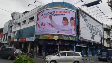 Baliho raksasa Prabowo Subianto bersama Walikota Solo, Gibran, di Jalan Pemuda, Kota Medan yang tertulis Prabowo Gibran untuk Indonesia. (Foto: Net)