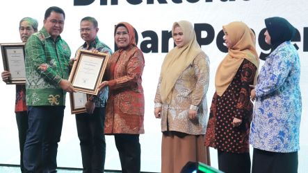 Bupati Serang Ratu Tatu Chasanah mendapat penghargaan sebagai Kepala Daerah dengan pencapain tertinggi IDL. (Foto: RMBanten)
