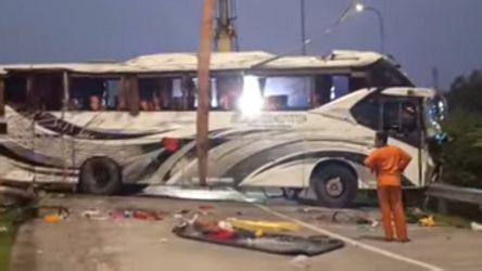 Bangkai Bus PO Handoyo yang terguling dan menewaskan 12 orang. (Tangkapan Layar)