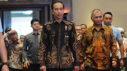 Agus Rahardjo saat aktif sebagai Ketua KPK beriringan dengan Presiden Joko Widodo. (Foto; Repro)
