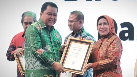 Bupati Serang Ratu Tatu Chasanah menerima penghargaan dari Kemenkes, sebagai kepala daerah yang sukses melaksanakan program Imunisasi Dasar Lengkap (IDL). (Foto: AMR)