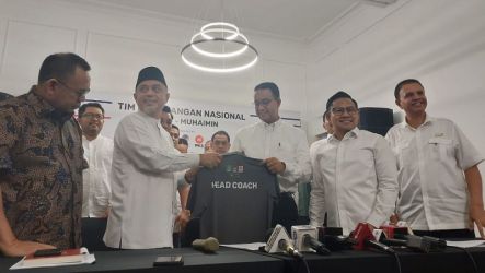 Calon presiden Anies Baswedan dan Muhaimin Iskandar ketika menyerahkan kaos head couch kepada Tamsil Linrung . (Foto: Dok IDN Time)