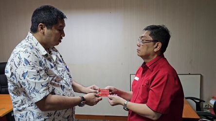 Politikus Maruarar Sirait  kembalikan KTA pada Wasekjen PDIP Utut Adianto, Senin 15 Januari 202 (Foto: Dok. Instagram maruararsirait)